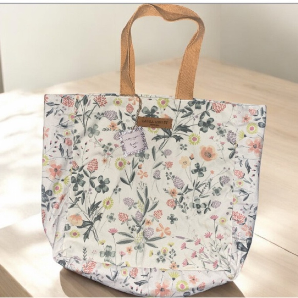 🌸NWT.Floral Canvas Tote Bag🌸